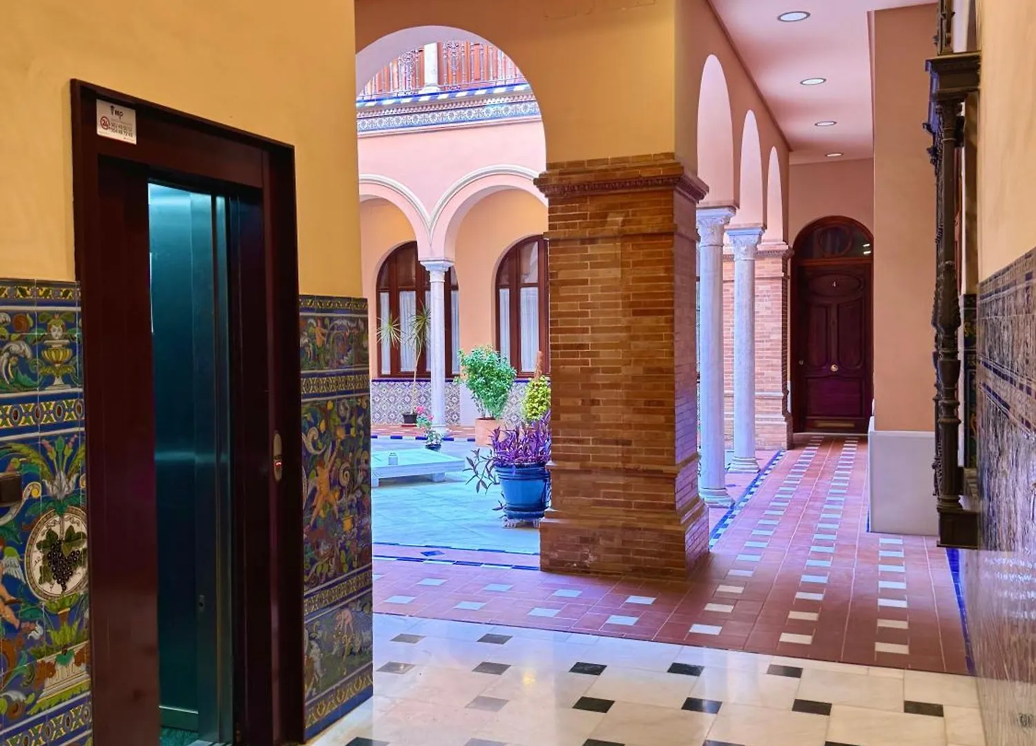 Cathedral Views Unique Style Seville Center Appartement